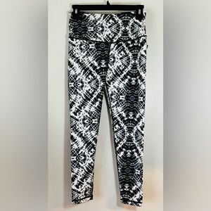 NWT Victoria Secret Victoria Sport 7/8 Knockout Tight Legging Size Small Tyedie